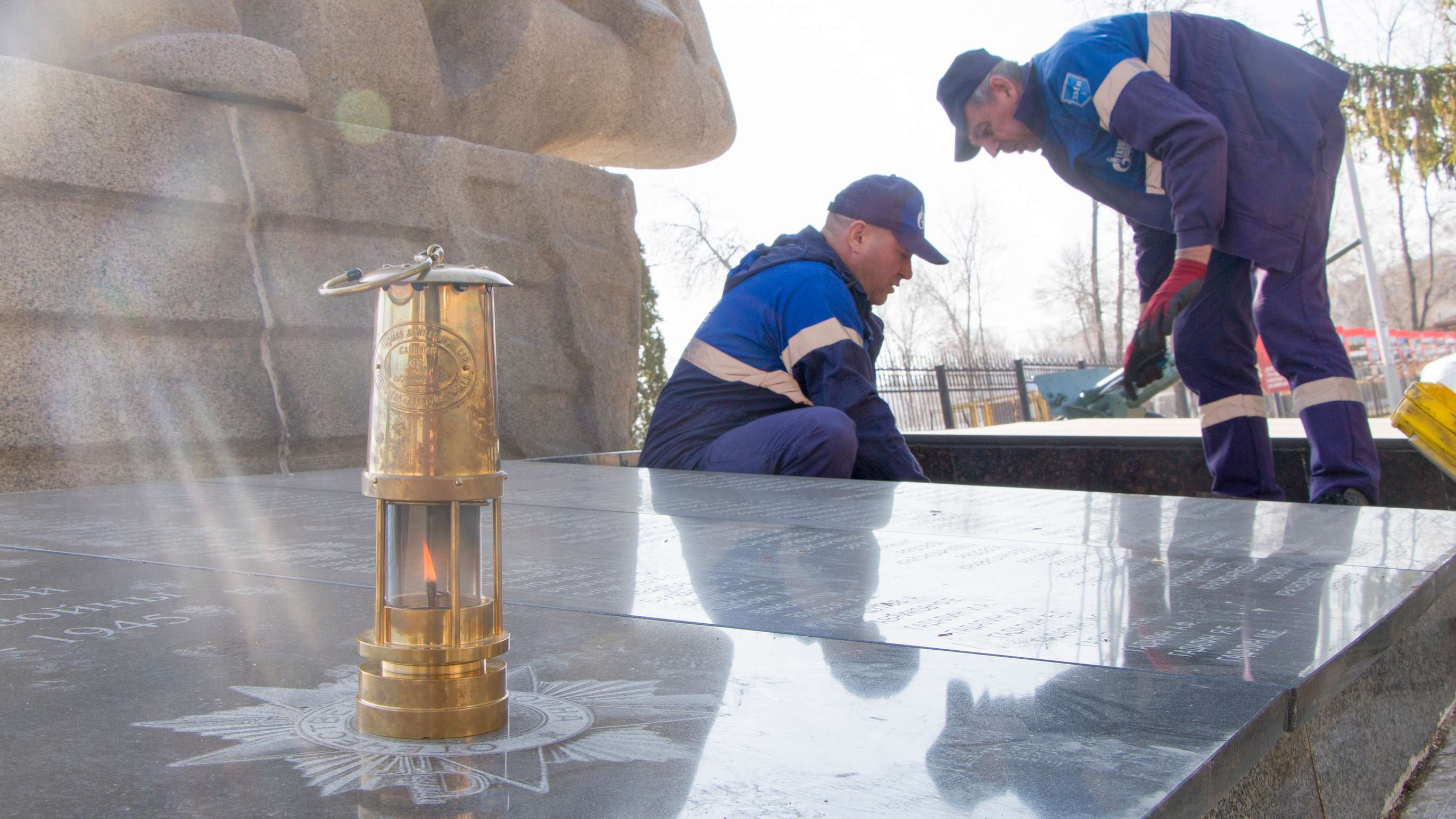 «Газпром газораспределение Самара» провёл техническое обслуживание Вечного огня на мемориале в Жигулевске