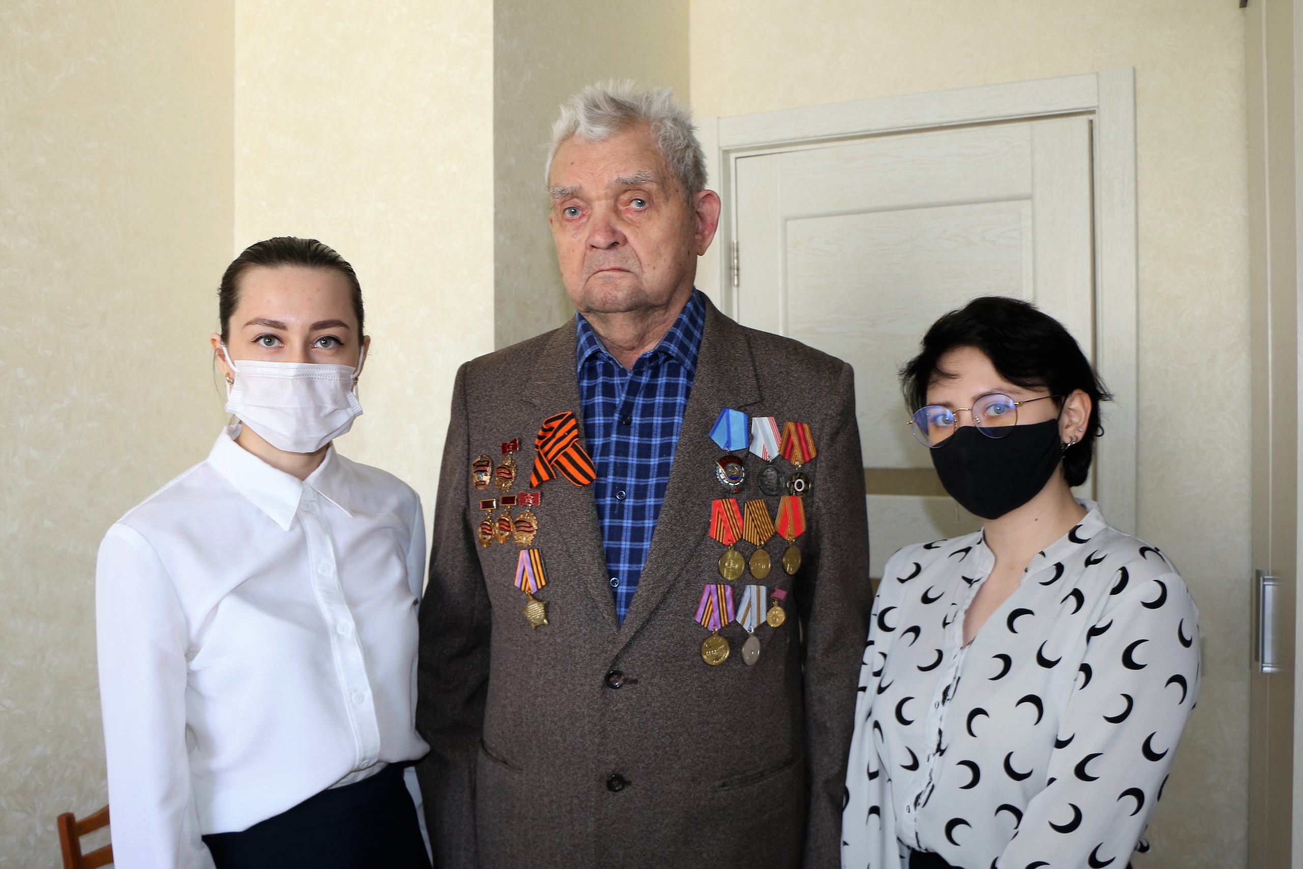Специалисты компании «Газпром газораспределение Самара» поздравили ветеранов Великой Отечественной Войны с праздником Победы.