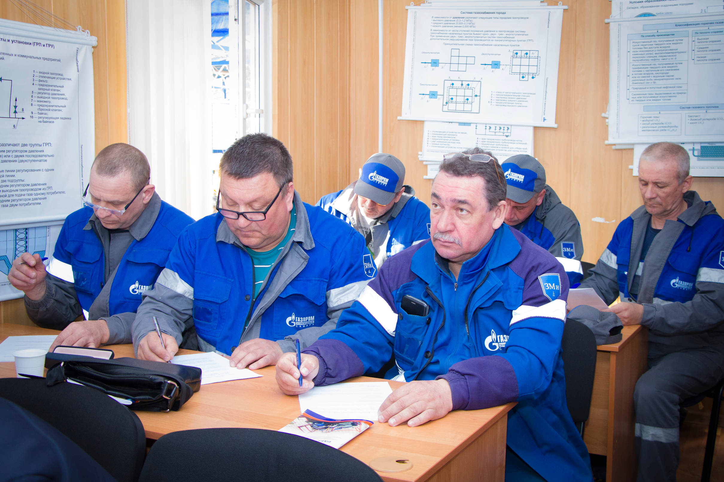 Работник Газпрома. Аварийно-спасательная служба. Новгород газораспределение телефон