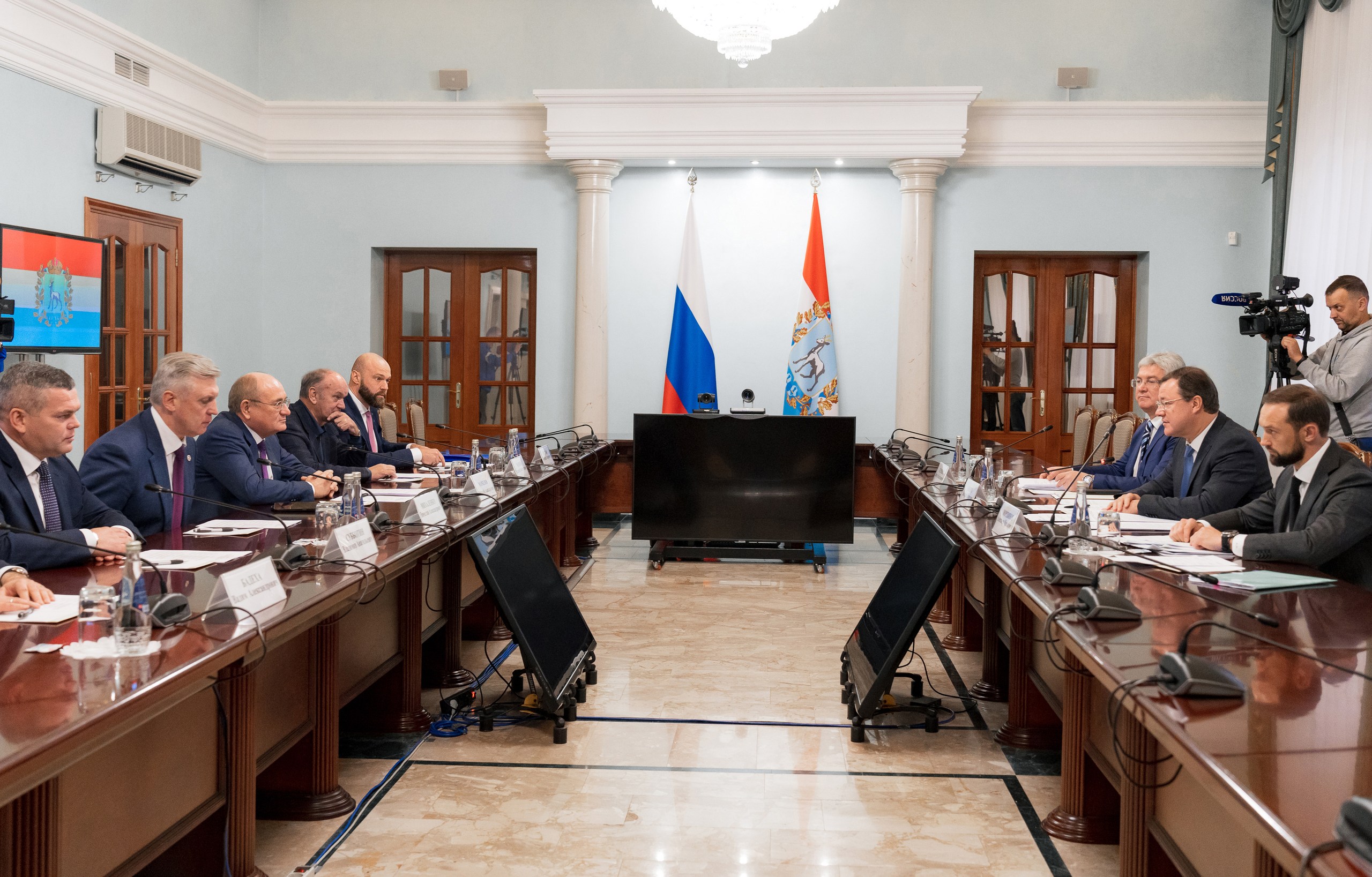 Губернатор Дмитрий Азаров провел совещание с руководством ПАО «Газпром» и дочерних компаний